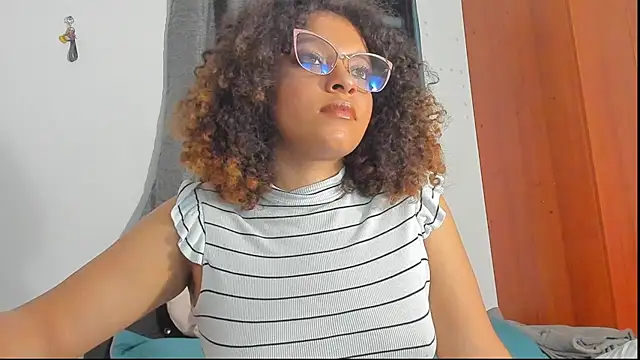 Snapshot of Ada_gales_ chatting on 11-04-25, 02:43 Ada gales online show from 11-04-25, 02:43