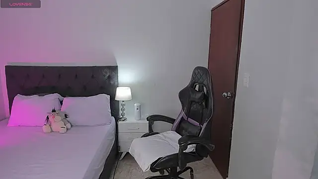 evelyn 23 online show from 10-21-25, 02:29