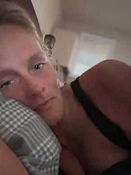 Snapshot of vixendoll87 chatting on 02-17-25, 02:37 vixendoll87 online show from 02-17-25, 02:37