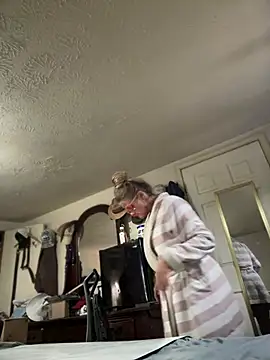 Snapshot of vixendoll87 chatting on 03-02-25, 10:59 vixendoll87 online show from 03-02-25, 10:59