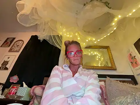 Snapshot of vixendoll87 chatting on 03-03-25, 03:52 vixendoll87 online show from 03-03-25, 03:52