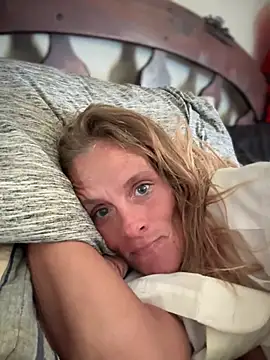 Snapshot of vixendoll87 chatting on 03-03-25, 03:09 vixendoll87 online show from 03-03-25, 03:09