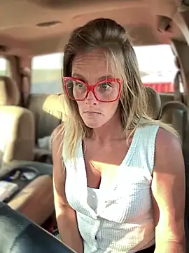 Snapshot of vixendoll87 chatting on 03-13-25, 10:21 vixendoll87 online show from 03-13-25, 10:21