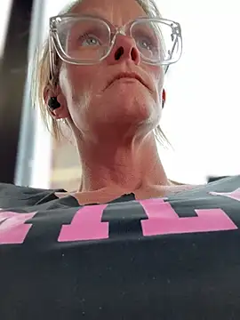 Snapshot of vixendoll87 chatting on 03-19-25, 08:32 vixendoll87 online show from 03-19-25, 08:32