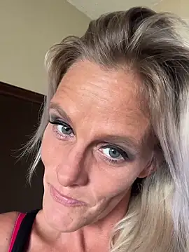 Snapshot of vixendoll87 chatting on 09-15-25, 08:42 vixendoll87 online show from 09-15-25, 08:42