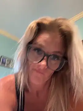 Snapshot of vixendoll87 chatting on 10-11-25, 03:50 vixendoll87 online show from 10-11-25, 03:50