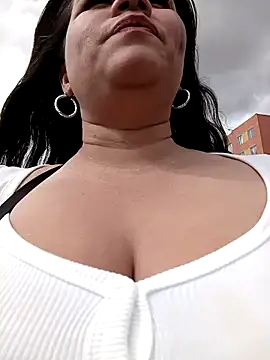 Snapshot of Julieta-tits chatting on 12-19-24, 07:29 Julieta-tits online show from 12-19-24, 07:29