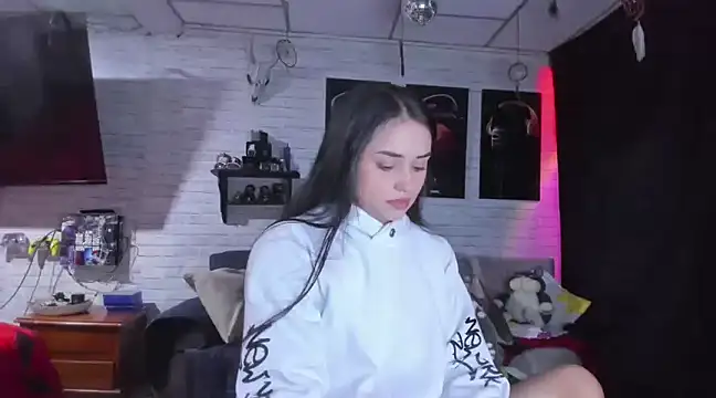 Snapshot of Kimmymadison- chatting on 12-28-24, 02:43 Kimmymadison- online show from 12-28-24, 02:43