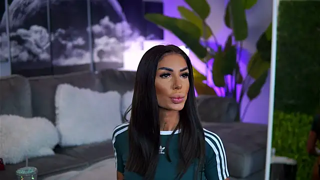 Snapshot of RaquelleVon chatting on 10-16-25, 08:37 RaquelleVon online show from 10-16-25, 08:37