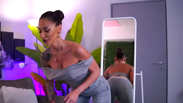 Snapshot of RaquelleVon chatting on 11-15-25, 10:34 RaquelleVon online show from 11-15-25, 10:34