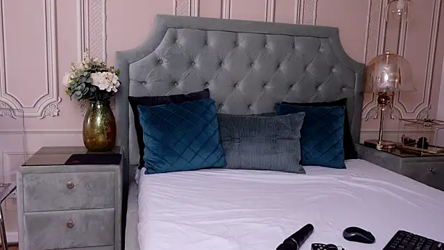 LucyAddison online show from 02-06-25, 03:59