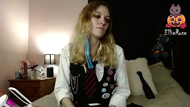 Snapshot of EllieeRose chatting on 10-11-25, 11:36 EllieeRose online show from 10-11-25, 11:36