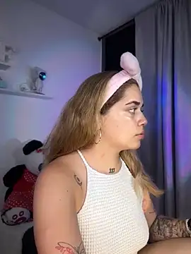 Snapshot of JoselinFlower_ chatting on 11-14-25, 02:21 JoselinFlower online show from 11-14-25, 02:21