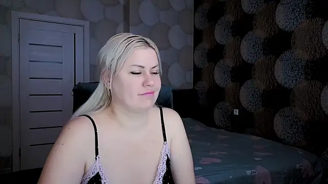 Snapshot of natusik chatting on 03-06-25, 11:53 natusik online show from 03-06-25, 11:53