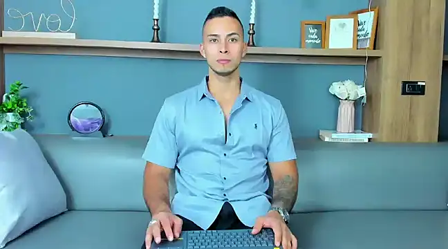 Snapshot of Juan_muscle chatting on 01-30-25, 02:06 Juan muscle online show from 01-30-25, 02:06