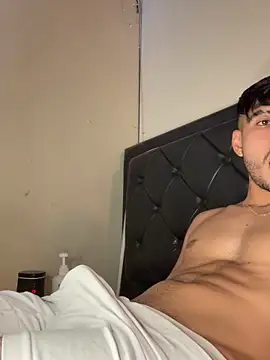 Snapshot of tom_thick chatting on 11-19-25, 03:01 tom thick online show from 11-19-25, 03:01