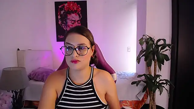 Snapshot of esmeraldaa230 chatting on 02-18-26, 07:32 esmeraldaa230 online show from 02-18-26, 07:32