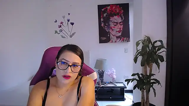 Snapshot of esmeraldaa230 chatting on 02-21-26, 06:53 esmeraldaa230 online show from 02-21-26, 06:53