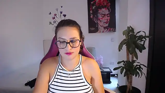 Snapshot of esmeraldaa230 chatting on 02-22-26, 07:23 esmeraldaa230 online show from 02-22-26, 07:23