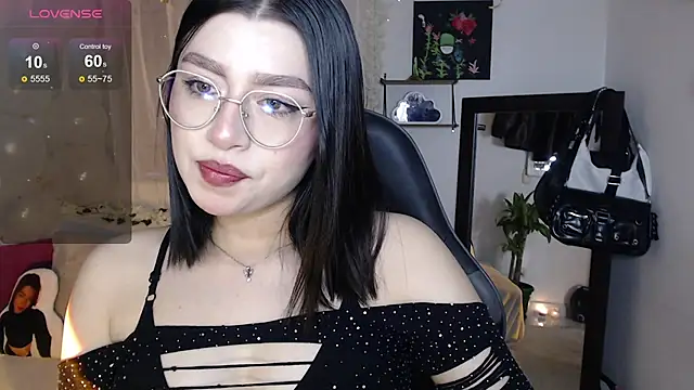 Snapshot of mily_thomson_b_ chatting on 09-21-25, 10:44 mily thomson b online show from 09-21-25, 10:44