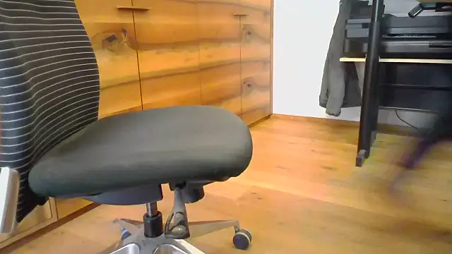 Snapshot of 10_1992 chatting on 11-28-25, 12:30 10 1992 online show from 11-28-25, 12:30