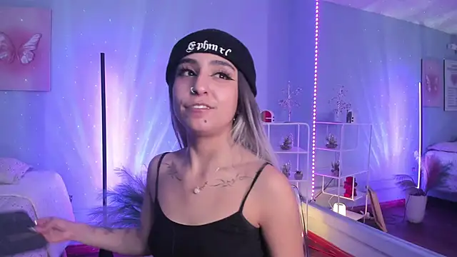 Snapshot of MaveParks_ chatting on 10-15-25, 11:43 MaveParks online show from 10-15-25, 11:43