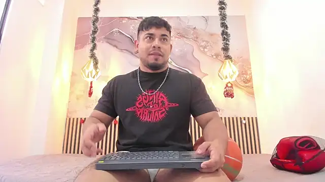 Snapshot of BrianMalonee chatting on 12-20-25, 12:45 BrianMalonee online show from 12-20-25, 12:45