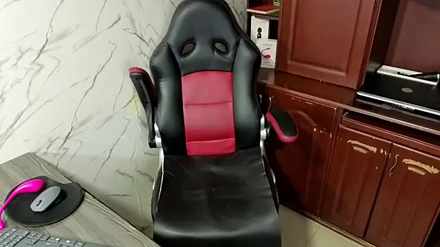 MissEscarleth online show from 10-31-25, 01:28