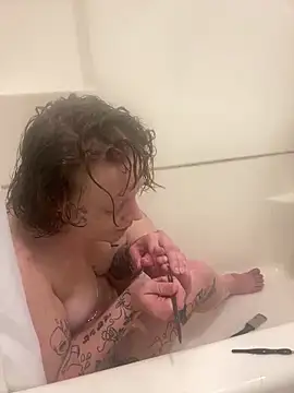 tatted-bitty online show from 11-05-25, 08:14