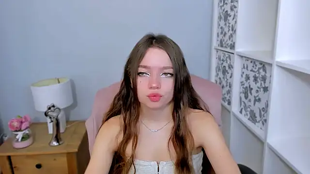 GraceLips online show from 10-17-25, 05:43