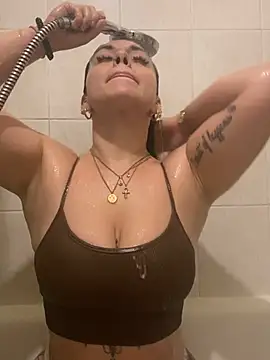 Luccreccia  online show from 02-05-26, 09:25