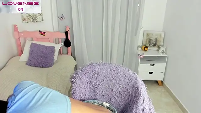 cute roxy online show from 10-21-25, 01:28