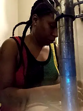 Snapshot of msstaxx chatting on 10-17-25, 01:53 msstaxx online show from 10-17-25, 01:53