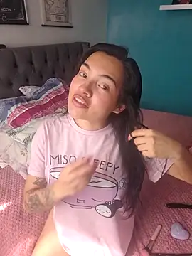 Snapshot of lauvelez__ chatting on 02-04-26, 02:34 lauvelez online show from 02-04-26, 02:34