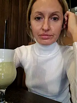 Miss    Mia  online show from 10-16-25, 12:17