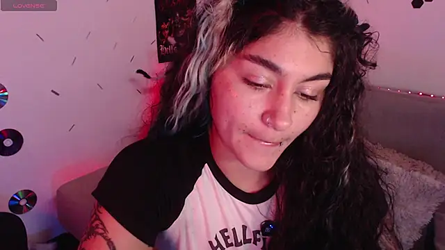 Snapshot of abril666 chatting on 10-22-25, 03:23 abril666 online show from 10-22-25, 03:23