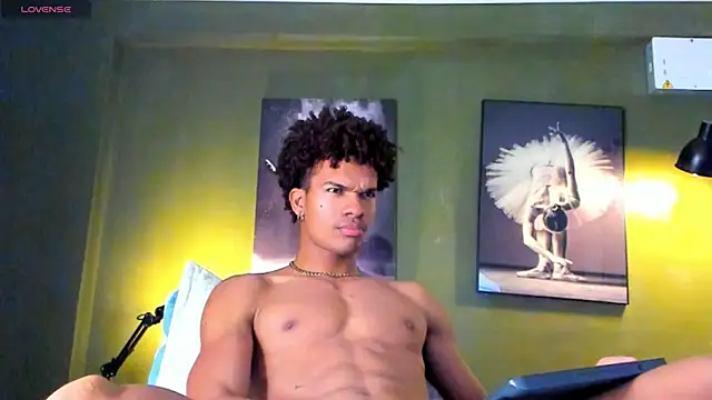 Snapshot of bigxx0 chatting on 03-06-25, 01:37 bigxx0 online show from 03-06-25, 01:37