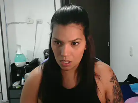 Snapshot of CarolinaRincon chatting on 03-05-25, 12:05 CarolinaRincon online show from 03-05-25, 12:05