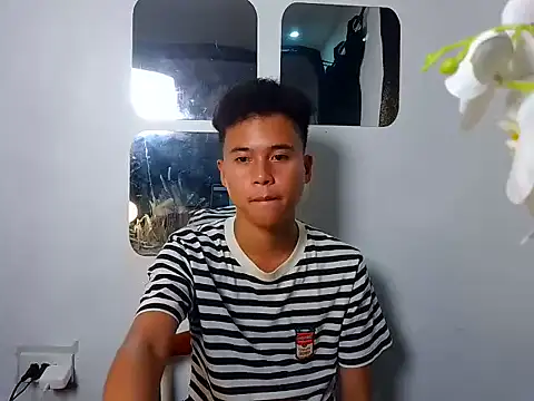 Snapshot of Asiantwink21 chatting on 09-24-25, 07:39 Asiantwink21 online show from 09-24-25, 07:39