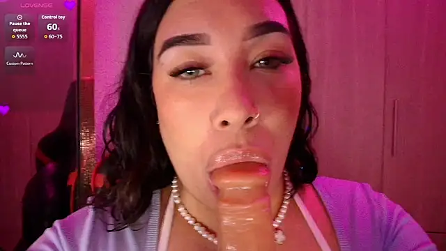 Snapshot of leahtemptation3 chatting on 11-24-25, 01:44 leahtemptation3 online show from 11-24-25, 01:44