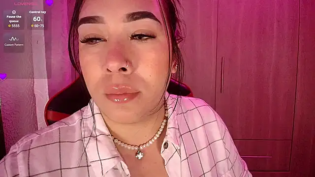 Snapshot of leahtemptation3 chatting on 12-03-25, 12:03 leahtemptation3 online show from 12-03-25, 12:03