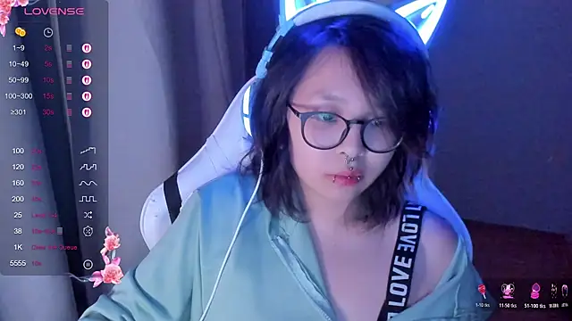 Snapshot of maydaykimmy chatting on 02-10-26, 09:19 maydaykimmy online show from 02-10-26, 09:19