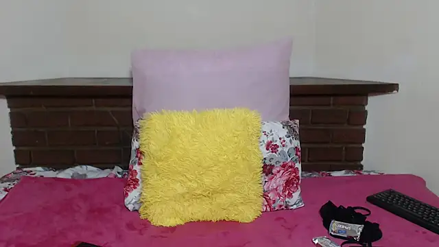 Snapshot of Yelowbone chatting on 02-15-25, 11:17 Yelowbone online show from 02-15-25, 11:17