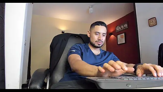 Snapshot of thesexlawyer1 chatting on 11-25-25, 10:43 thesexlawyer1 online show from 11-25-25, 10:43