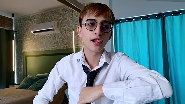 Snapshot of Mr_evan1 chatting on 10-25-25, 02:46 Mr evan1 online show from 10-25-25, 02:46