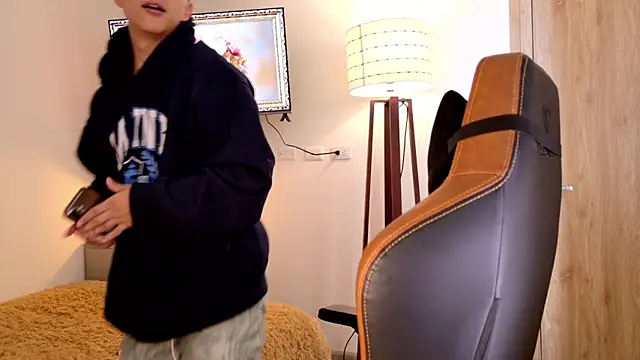 Snapshot of Mr_evan1 chatting on 11-18-25, 04:44 Mr evan1 online show from 11-18-25, 04:44