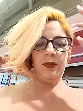 Snapshot of Escarlate4you_ chatting on 11-12-25, 12:33 Escarlate4you online show from 11-12-25, 12:33