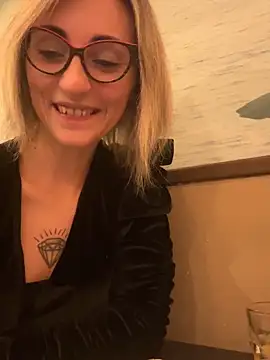 Snapshot of sexy_blondie92 chatting on 12-13-25, 07:53 sexy blondie92 online show from 12-13-25, 07:53