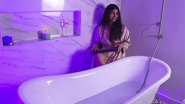 Snapshot of ShelleyMorell chatting on 10-15-25, 02:39 ShelleyMorell online show from 10-15-25, 02:39