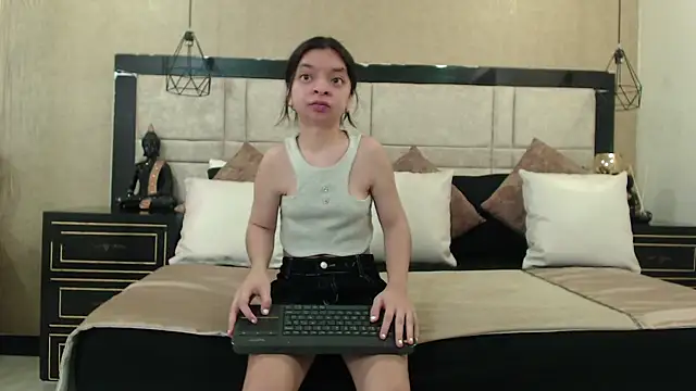 Snapshot of CharlotteMuller chatting on 01-15-25, 08:37 CharlotteMuller online show from 01-15-25, 08:37